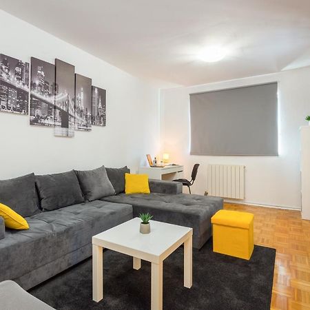 Laveruda Apartment With Balcony And Free Parking プーラ エクステリア 写真