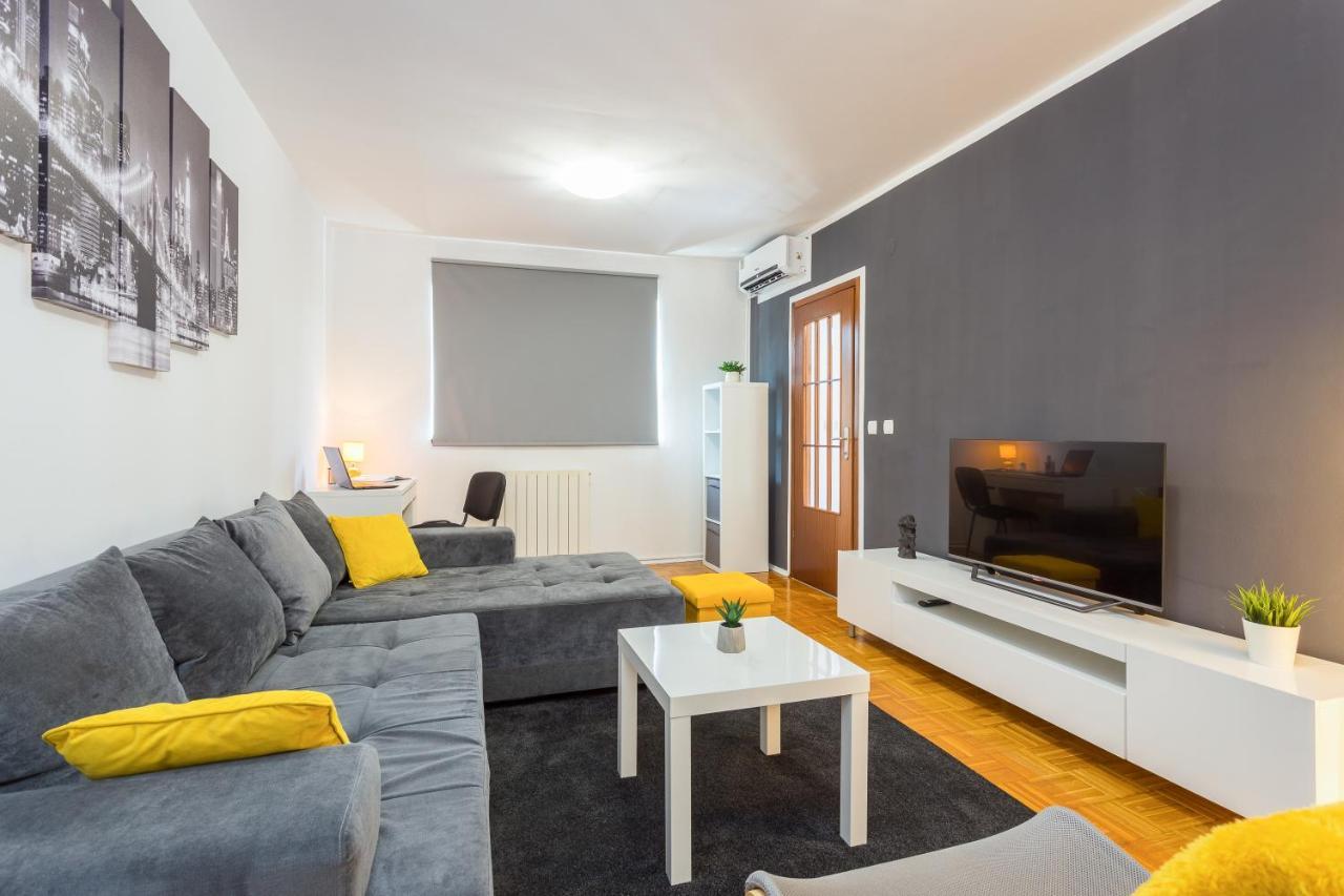 Laveruda Apartment With Balcony And Free Parking プーラ エクステリア 写真