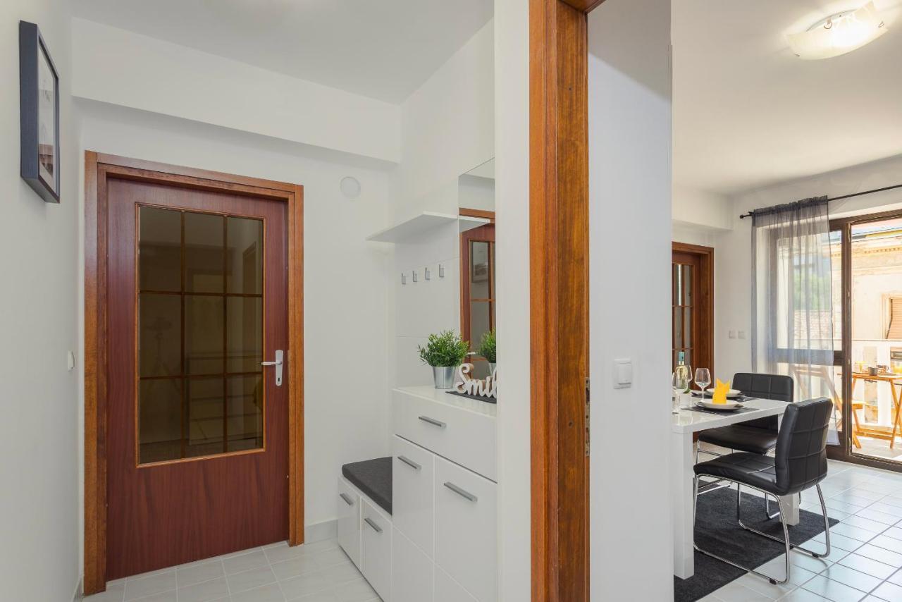 Laveruda Apartment With Balcony And Free Parking プーラ エクステリア 写真