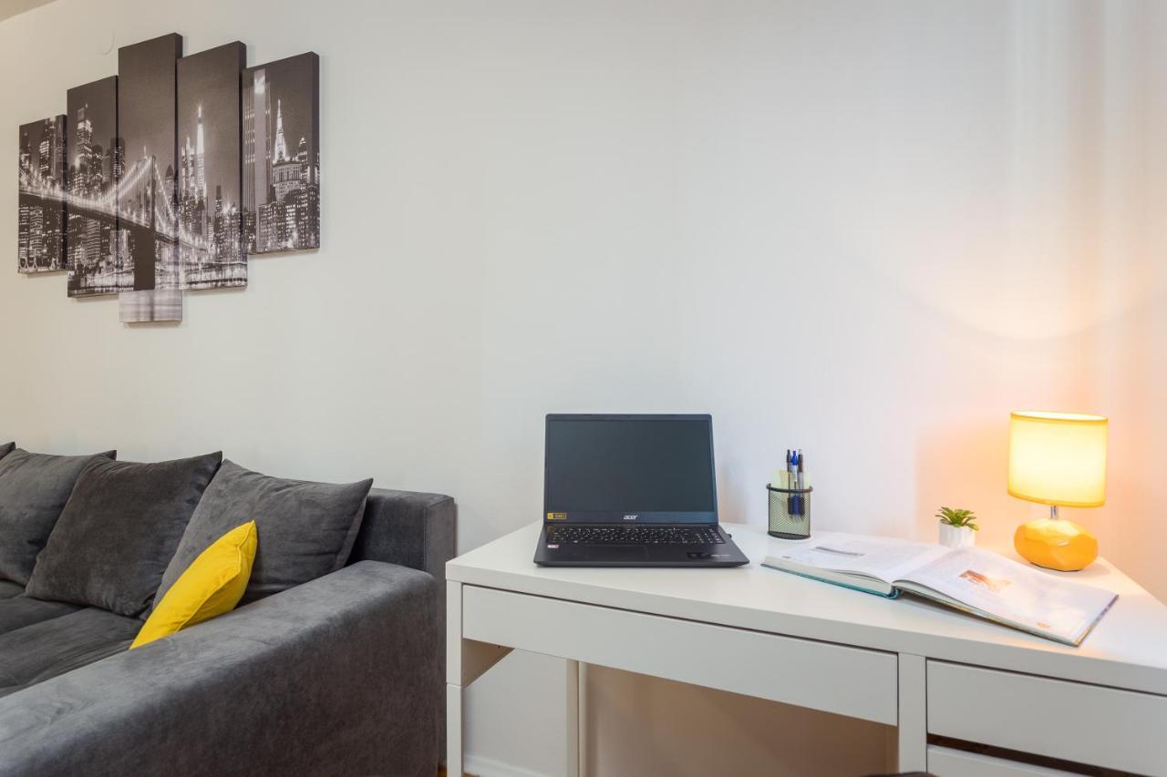 Laveruda Apartment With Balcony And Free Parking プーラ エクステリア 写真