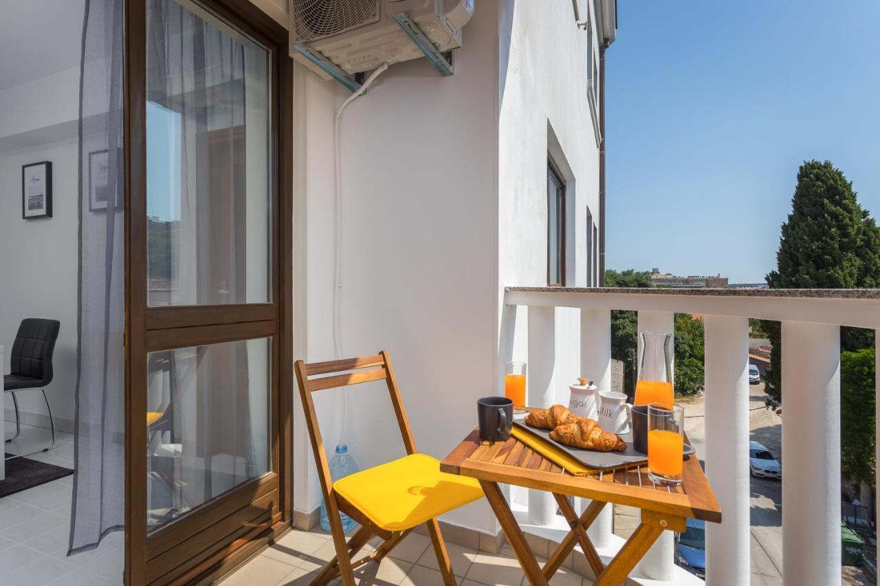 Laveruda Apartment With Balcony And Free Parking プーラ エクステリア 写真